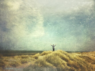 Belgium, Flanders, North Sea Coast, North Sea, man enjoying freedom, relaxing and doing excercise in dunes while watching the ocean and listening to ocean sounds - GWF05911