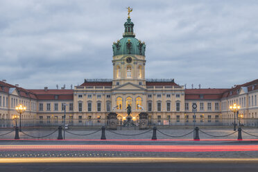 Deutschland, Berlin-Charlottenburg, Schloss Charlottenburg am Abend, Lichtspuren - KEBF01213