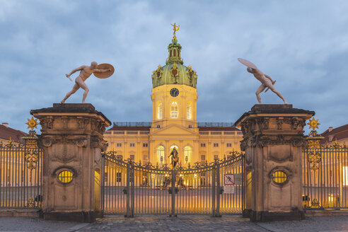 Deutschland, Berlin-Charlottenburg, Schloss Charlottenburg, Eingangstor mit Schwertkämpferstatuen am Abend - KEBF01214