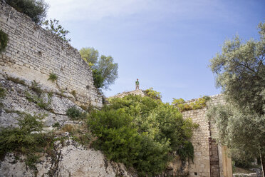 Sizilien, Provinz Syrakus, Noto Antica, Mann stehend auf Porta montagna - MAMF00450