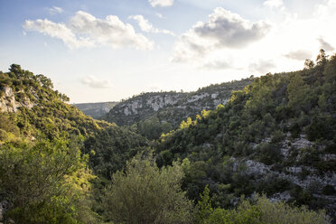 Sizilien, Provinz Syrakus, Noto Antica, Blick auf die Schlucht Cava del Carosello - MAMF00457