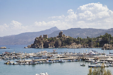Sicily, Cefalu, Harbour and castle ruin - MAMF00462
