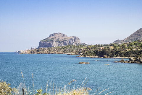 Sizilien, Cefalu, Blick auf die Rocca di Cefalu, lizenzfreies Stockfoto