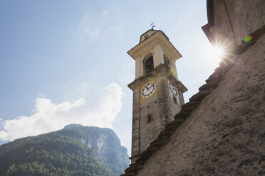 Schweiz, Tessin, Sonogno, Historische Dorfkirche, Uhrenturm - GWF05945
