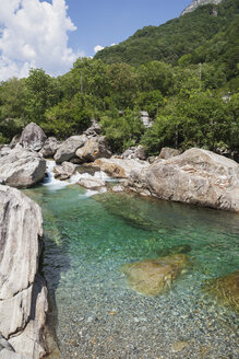 Schweiz, Tessin, Verzascatal, türkisfarbener und klarer Fluss Verzasca - GWF05949