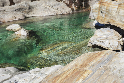 Schweiz, Tessin, Verzascatal, Steine und Felsen im klaren türkisfarbenen Wasser der Verzasca - GWF05951