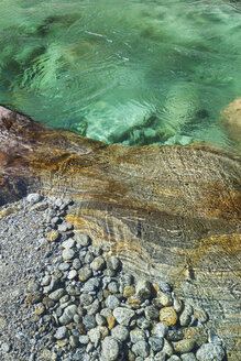Schweiz, Tessin, Verzascatal, Steine und Felsen im klaren türkisfarbenen Wasser der Verzasca - GWF05953