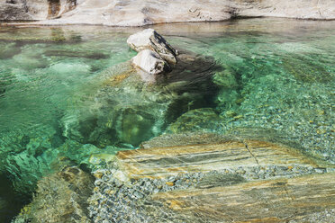 Schweiz, Tessin, Verzascatal, Steine und Felsen im klaren türkisfarbenen Wasser der Verzasca - GWF05954