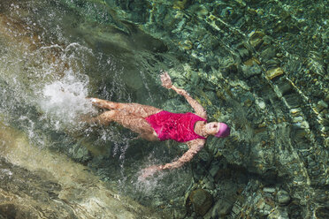 Schweiz, Tessin, Verzascatal, Frau schwimmt im erfrischenden Fluss Verszasca - GWF05957