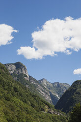 Schweiz, Tessin, Verzascatal, typisches Dorf und Berglandschaft - GWF05959