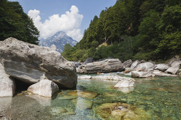 Schweiz, Tessin, Verzascatal, Fluss- und Berglandschaft der Verzasca - GWF05964