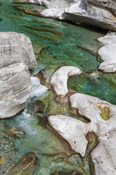 Schweiz, Tessin, Verzascatal, Steine und Felsen im klaren türkisfarbenen Wasser der Verzasca - GWF05966