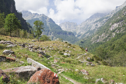 Schweiz, Tessin, Region Verzascatal, Redorta-Tal, Frau auf einem Wanderweg, lizenzfreies Stockfoto