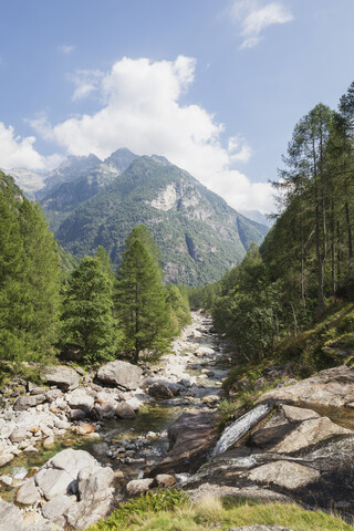 Schweiz, Tessin, Redorta-Tal, Fluss- und Berglandschaft der Redorta, lizenzfreies Stockfoto