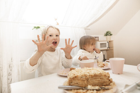 Kinder essen Kuchen in der Küche einer Dachgeschosswohnung - KMKF00763