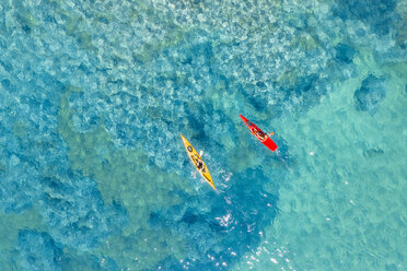 Drohnenaufnahme eines Kajak fahrenden Paares im Meer - CAVF62405