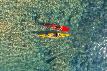 Drone Schuss von Paar Kajakfahren zusammen im Meer während sonnigen Tag - CAVF62406