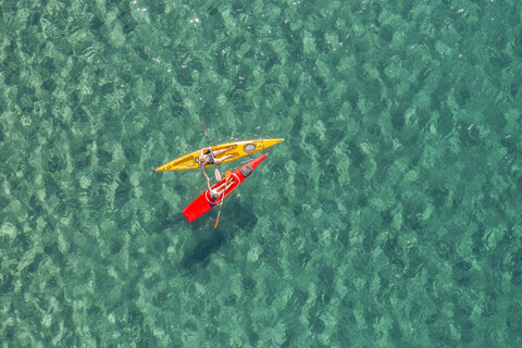 Drohnenaufnahme eines Paares beim Kajakfahren im Meer, lizenzfreies Stockfoto