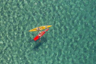Drohnenaufnahme eines Paares beim Kajakfahren im Meer - CAVF62407
