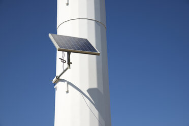 Niedriger Winkel Ansicht von Solarpanel auf Windmühle gegen klaren blauen Himmel - CAVF62433