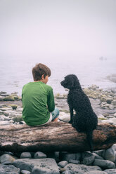 Junge und Hund genießen das Meer - CUF49449