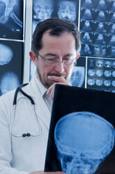 Arzt bei der Untersuchung eines Röntgenbildes - CUF49477