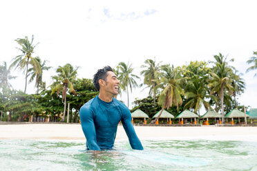 Surfer wartet im Meer, Pagudpud, Ilocos Norte, Philippinen - CUF49509