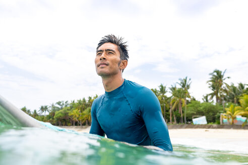 Surfer wartet im Meer, Pagudpud, Ilocos Norte, Philippinen - CUF49510