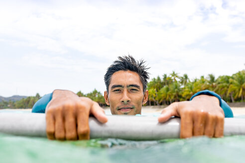 Surfer wartet im Meer, Pagudpud, Ilocos Norte, Philippinen - CUF49511