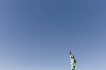 Freiheitsstatue vor strahlend blauem Himmel - CAVF62467