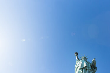 Freiheitsstatue gegen klaren blauen Himmel an einem sonnigen Tag - CAVF62468