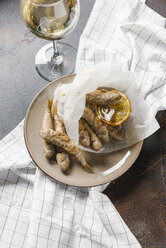 Hohe Winkelansicht von gebratenem Fisch mit Weißwein auf dem Tisch - CAVF62537