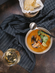 Krabben- und Muschelsuppe, serviert mit Weißwein auf dem Tisch - CAVF62538