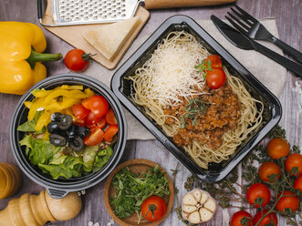 Spaghetti mit Bolognesesoße und Parmesankäse mit Zutaten auf dem Tisch in einem hohen Winkel - CAVF62550