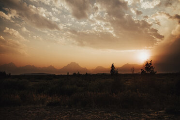 Landschaft gegen den bewölkten Himmel im Grand Teton National Park bei Sonnenuntergang - CAVF62618