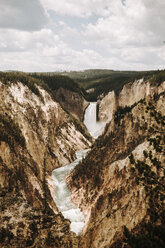 Scenic Ansicht von Yellowstone Falls gegen bewölkten Himmel im Wald - CAVF62619