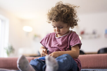 Litle girl playing in living room - JOSF03079