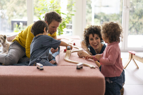 Glückliche Familie, die an einem Wochenende mit ihren Kindern spielt - JOSF03085