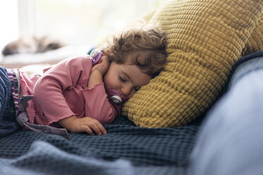 Kleines Mädchen macht ein Nickerchen auf der Couch - JOSF03114