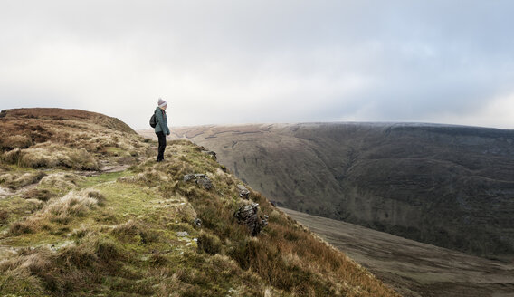UK, Wales, Brecon Beacons, Craig y Fan Ddu, Frau beim Wandern in hügeliger Landschaft - ALRF01409