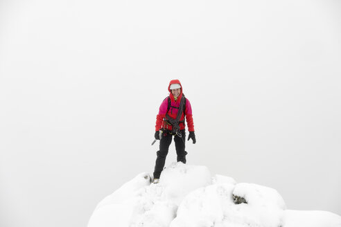 UK, Schottland, Glen Spean, Frau auf dem Gipfel des Beinn a Caorainn im Winter - ALRF01418