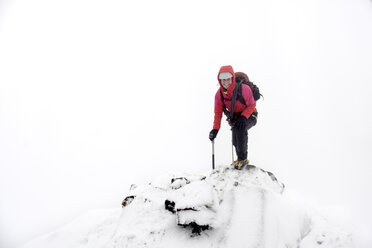 UK, Schottland, Glen Spean, Frau klettert auf den Ostgrat des Beinn a Caorainn im Winter - ALRF01419