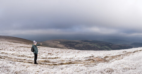 UK, Wales, Brecon Beacons, Craig y Fan Ddu, Frau wandert in Winterlandschaft - ALRF01423