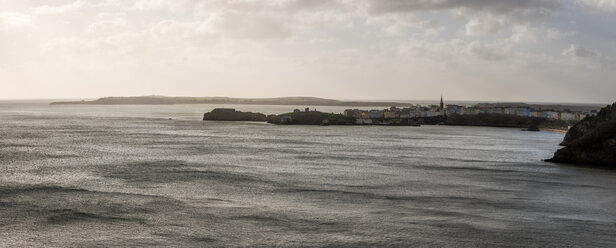 UK, Wales, Pembrokeshire, Tenby, Stadt, Küste und Meer - ALRF01425