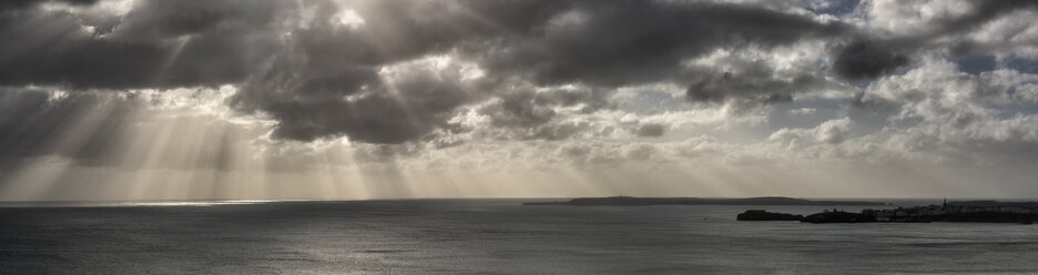 UK, Wales, Pembrokeshire, Tenby, dramatic sky, coast and sea - ALRF01426