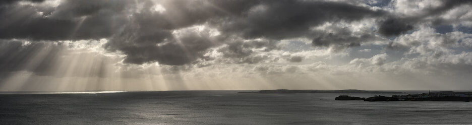 UK, Wales, Pembrokeshire, Tenby, dramatischer Himmel, Küste und Meer - ALRF01426