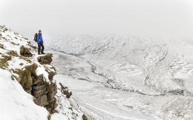 UK, Wales, Brecon Beacons, Craig y Fan Ddu, Frau wandert in Winterlandschaft - ALRF01429