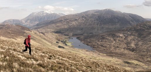 UK, Schottland, Onich, Beinn Na Gucaig, Frau wandert in Berglandschaft - ALRF01430