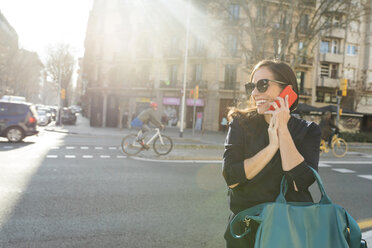 Elegante Frau, die in der Stadt mit einem Handy telefoniert - VABF02247