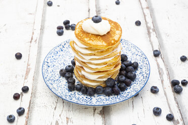 Pfannkuchen mit Heidelbeeren und griechischem Joghurt, mit Mandelmehl, ketogene Diät - LVF07848